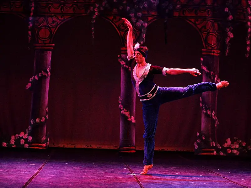 Ballet Municipal de Bertioga inicia ciclo de aulas com o coreógrafo Vinícius Anselmo