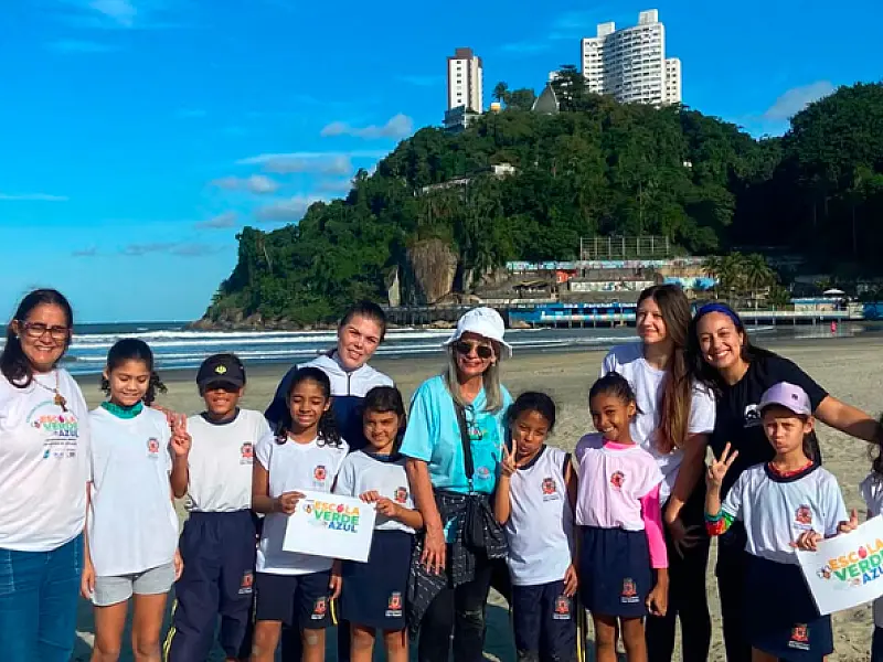 Crianças vivem dia de cientista na Praia do Itararé e aprendem sobre a preservação ambiental