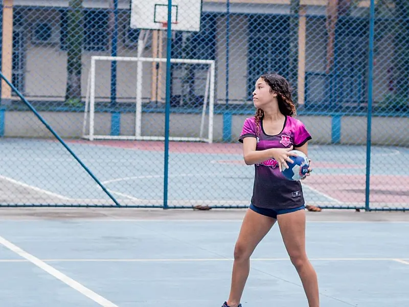 Handebol transforma trajetórias e fortalece sonhos de crianças e adolescentes em projeto social