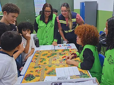 Estudantes de Cubatão aprendem sobre setor ferroviário com jogo de tabuleiro