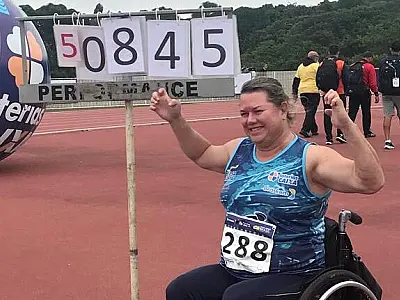 Santista Beth Gomes volta a bater recorde mundial no arremesso de peso