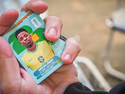 São Vicente entra no clima da Copa com pontos oficiais de troca de figurinhas