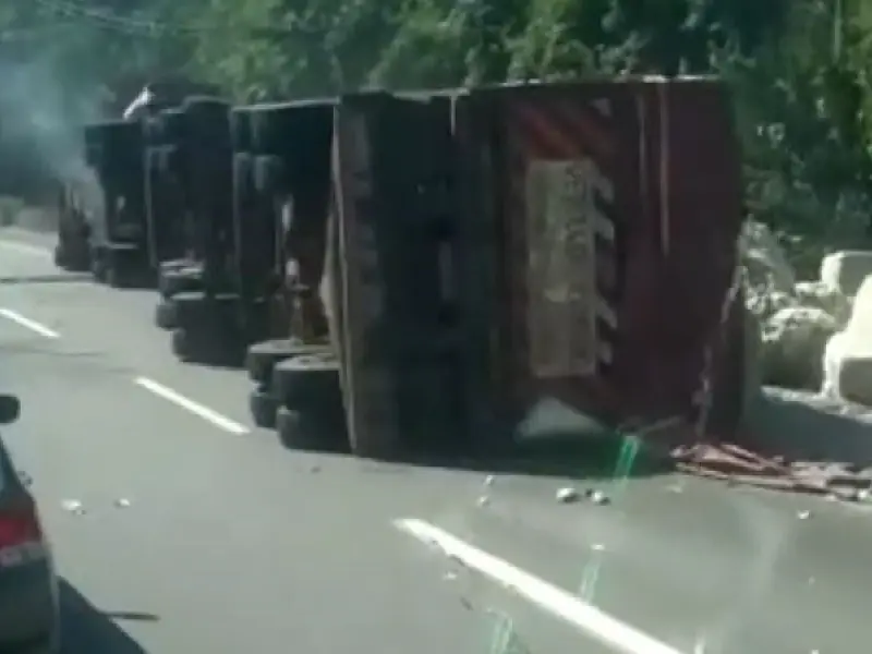 Rodovia Cônego Domênico Rangoni fica bloqueada após caminhão com carga de algodão tombar; veja vídeo