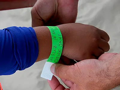 Pulseirinhas de identificação para crianças garantem mais segurança nas praias