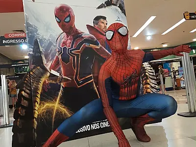 Cine Roxy terá programação especial para a estreia de Homem-Aranha: Um Novo Dia, inclusive com herói fazendo rapel no shopping Brisamar em São Vicente