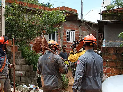 Bombeiros suspendem as buscas em São Sebastião por causa das chuvas