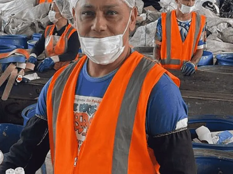 Coletando sonhos: Vicentino transforma vida através da reciclagem