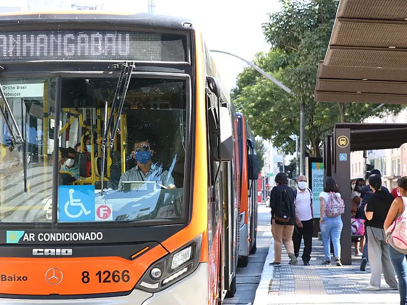 Uso de máscara no transporte público volta a ser obrigatório