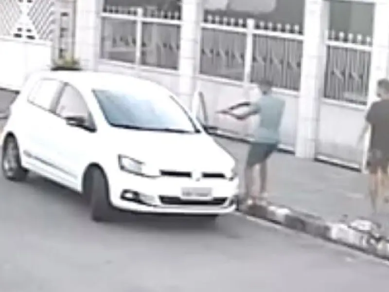 Veja o vídeo: homem é rendido por criminosos e tem até aliança roubada na Vila São Jorge, em Santos