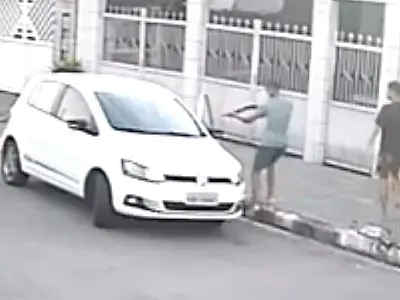 Veja o vídeo: homem é rendido por criminosos e tem até aliança roubada na Vila São Jorge, em Santos