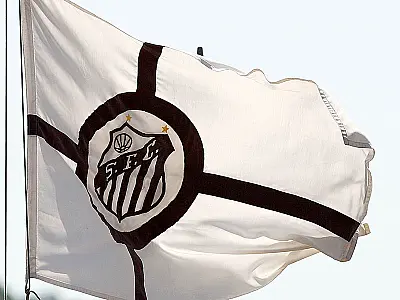 Santos assina contrato de reforços e deve esperar final para anunciar