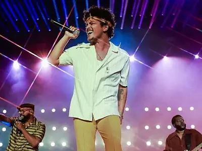 Bruno Mars repete músicas e êxito em segunda apresentação no The Town