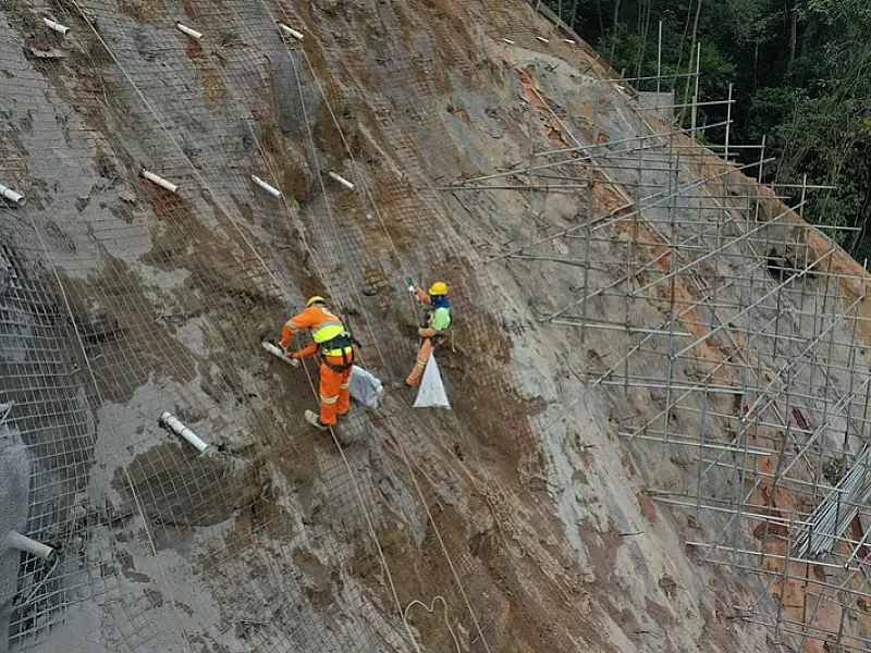 Rapel em obras do Morro Barreira do João Guarda acontece a mais de 160m de altura