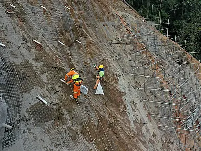 Rapel em obras do Morro Barreira do João Guarda acontece a mais de 160m de altura