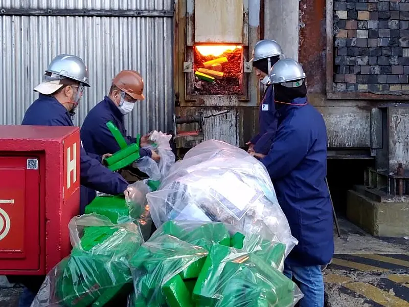 Policiais civis incineram mais de 4 toneladas de drogas apreendidas nos últimos meses
