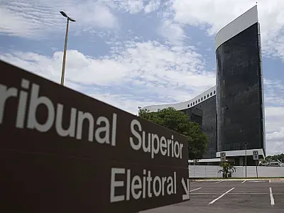 TSE suspende sessão com 3 votos a 1 pela inelegibilidade de Bolsonaro
