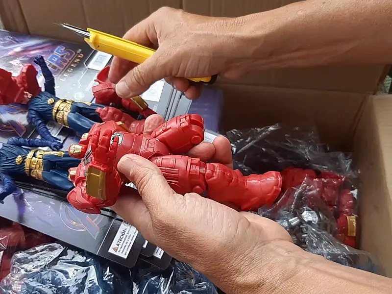 Receita Federal não é o Thanos, mas promete destruir Vingadores 'do doce' retidos no Porto; vídeo