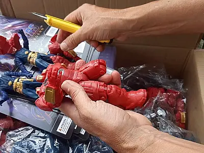 Receita Federal não é o Thanos, mas promete destruir Vingadores 'do doce' retidos no Porto; vídeo