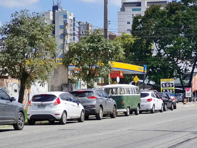 Litro da gasolina dispara em até 36,24% e preocupa moradores da Baixada Santista