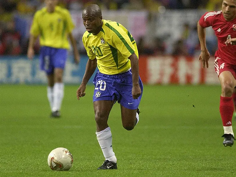 Estrelas do futebol brasileiro jogam amistoso em homenagem à Bertioga