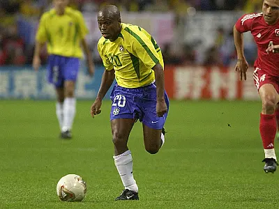 Estrelas do futebol brasileiro jogam amistoso em homenagem à Bertioga