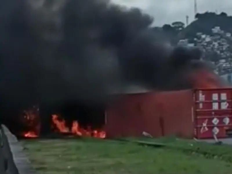 Carreta tomba e pega fogo na entrada de Santos, na altura do bairro Alemoa; veja o vídeo