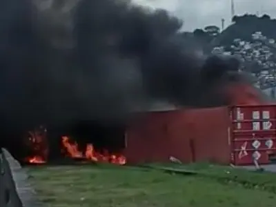 Carreta tomba e pega fogo na entrada de Santos, na altura do bairro Alemoa; veja o vídeo