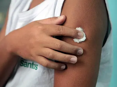 Programa de vacinação nas escolas já beneficiou cerca de mil alunos em Santos