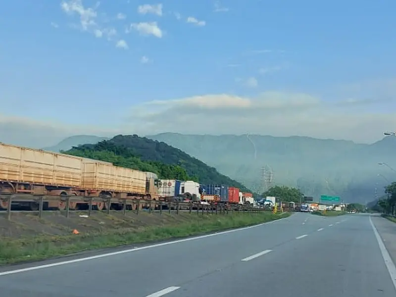 Alto fluxo de caminhões congestiona Cônego Domênico Rangoni no sentido Guarujá