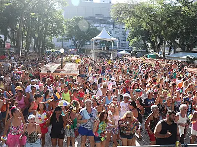 Eventos carnavalescos de Santos reúnem 110 mil pessoas em quatro dias de folia e paz