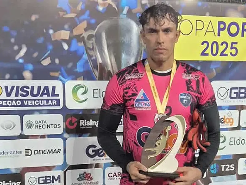 Destaque da Movecta, Panqueca recebe o prêmio de melhor goleiro da Copa Porto de Futebol Society