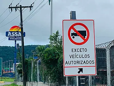 Guarujá instala nova sinalização para caminhões na Rua Valdomiro Macário