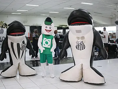 Ao lado de ídolos e mascotes, mais de 460 pessoas se vacinam no Santos FC