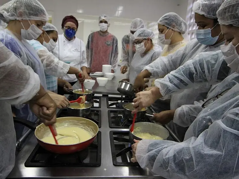 Santos mais de 50 vagas em cursos de culinária nas Vilas Criativas