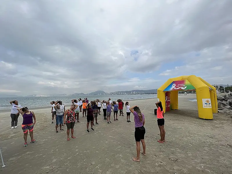 Aulão na praia reúne mais de 50 pacientes de Guarujá em dia com programação especial