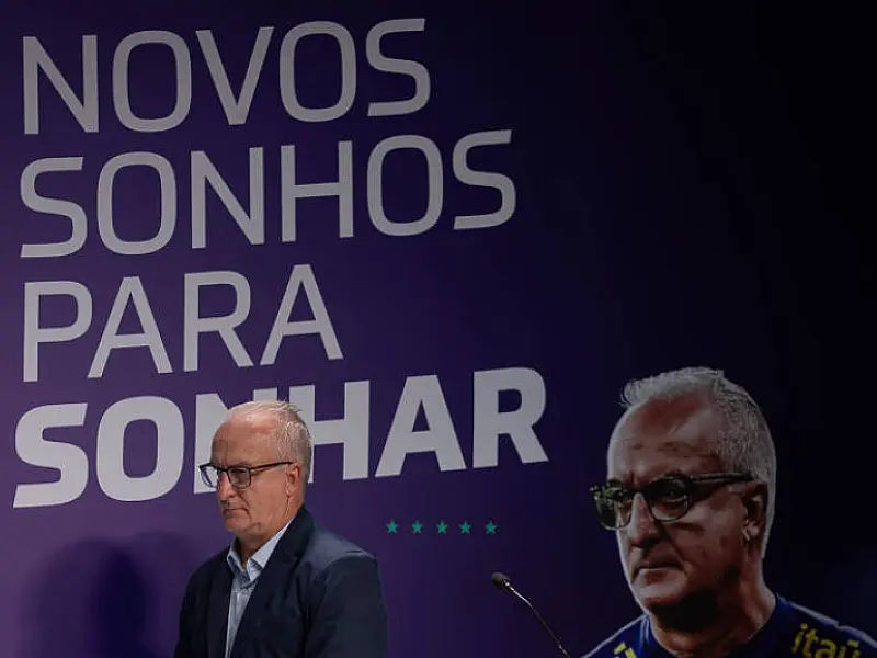 Dorival cobra mudança de comportamento dos atletas e nega atrito com Neymar
