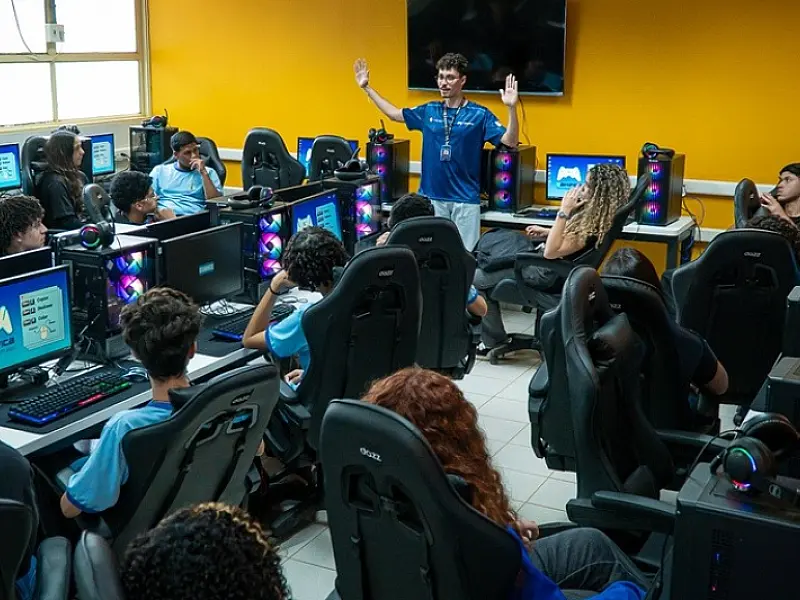 Pé-de-Meia amplia permanência escolar e ajuda jovens a projetar o futuro