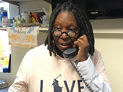 Whoopi Goldberg pede desculpas por novas falas antissemitas sobre o Holocausto