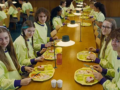 Filme 'Clube Zero' falha em provocações de mau gosto e estilo asséptico