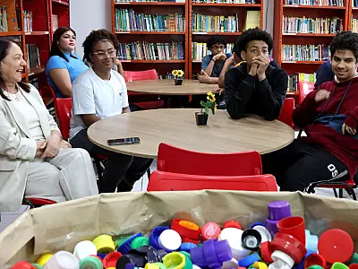 Escola Estadual Paulo Arruda Penteado entrega tampinhas para o Fundo Social de Solidariedade