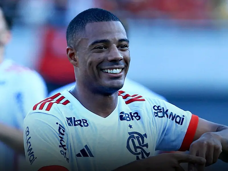 Fla marca no fim e vence Atlético-GO na estreia do Brasileirão
