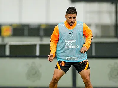 João Pedro briga por espaço na lateral e tenta convencer Vítor Pereira no Corinthians