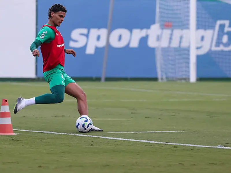 Vitor Roque e Ríos treinam com elenco em preparação para duelo com o Bahia