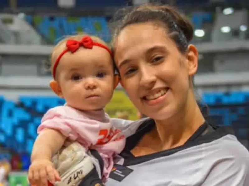 Em retorno após gestação, taekwondista de Santos sobe no pódio com filha no colo e vaga na seleção