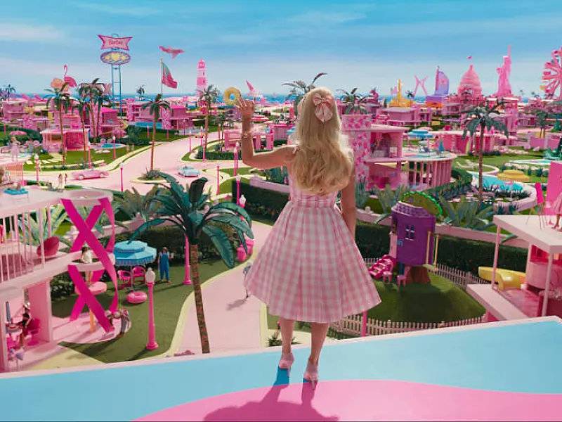 Filme da Barbie amplia venda de bonecas e leva 'onda rosa' a roupas, almofadas e cafés