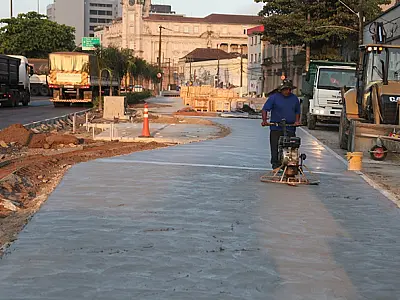 Novas calçadas são concluídas em dois trechos de eixo turístico do Centro Histórico de Santos