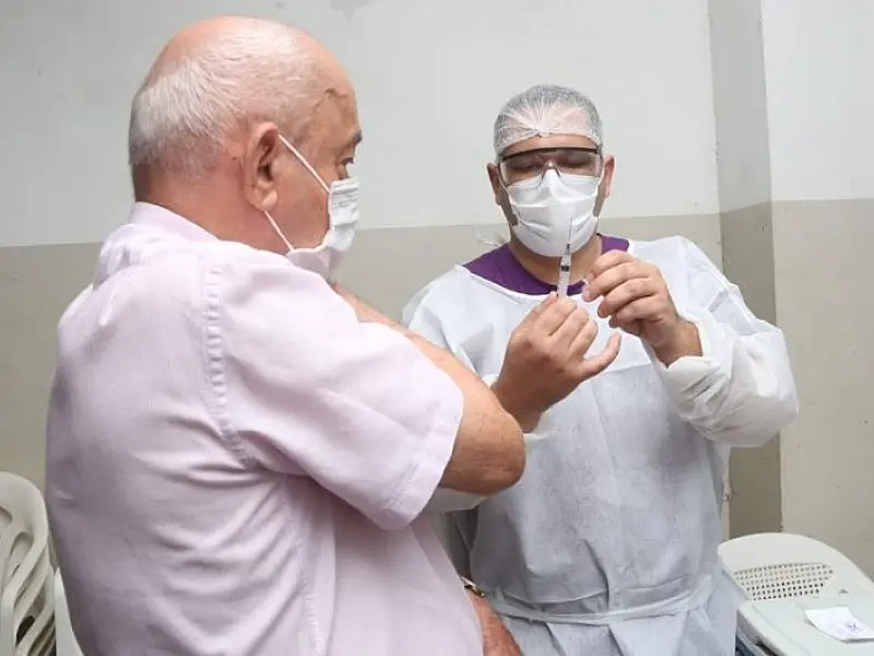 Santos vacina contra sarampo, gripe e Covid-19