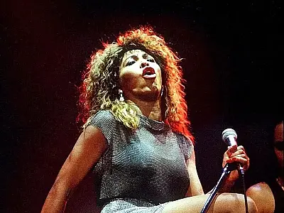 Como Tina Turner eternizou sua imagem poderosa em fotos batendo o cabelo