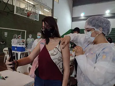 Santos amplia vacinação bivalente contra a Covid-19 para maiores de 18 anos