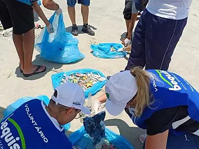 Ação de limpeza na praia vai coletar dados para incentivar o comércio sustentável em Santos